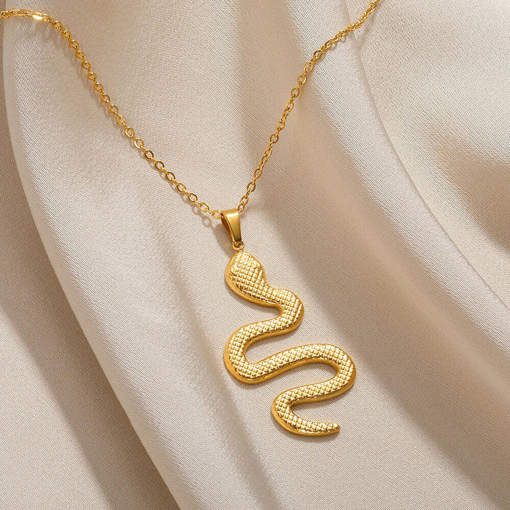 Spirit Snake Pendant – Retro Personalized Necklace for Women.