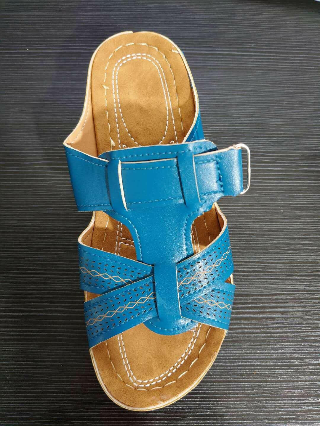 Sandals for women with thick soles and sloping heels, wearing beach sandals on the outside.